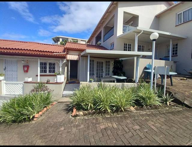 2 BEDROOM APARTMENT FOR SALE IN UVONGO BEACH